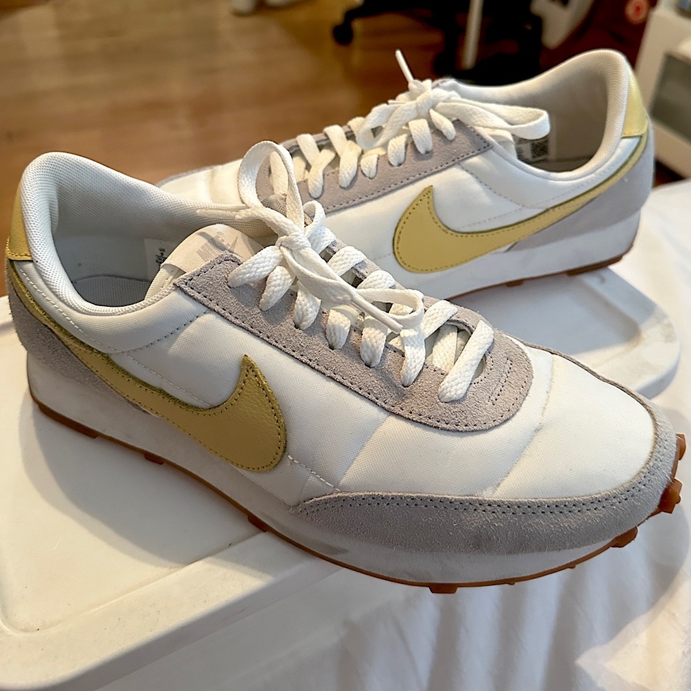 Nike Women’s size 9 Daybreak